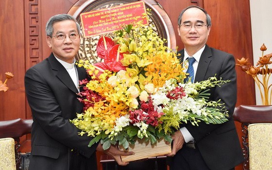市委書記阮善仁（右）接見總主教阮能。（圖源：越勇）