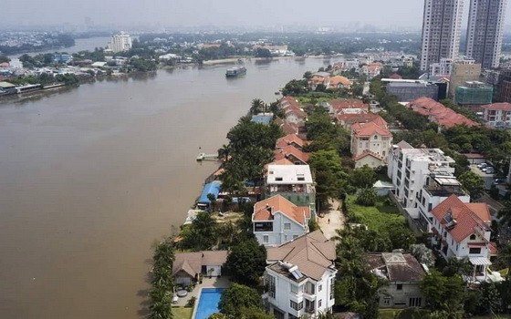 圖為沿西貢河畔的草田區別墅及高樓公寓一瞥。（圖源：小翠）