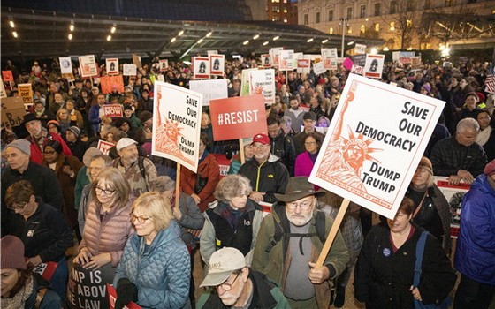 兩千多人在美國三藩市市中心集會支持彈劾特朗普總統。（圖源：互聯網）