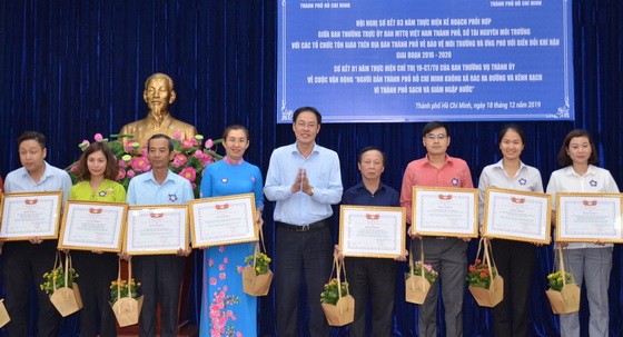 組委會向多個集體、宗教單位出色模式頒發獎狀。