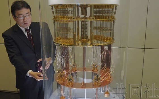 日本NEC公司20日宣佈，將正式涉足有望成為新一代超高速電腦的量子計算機業務。擬明年向加拿大創新企業“D-Wave Systems”出資1000萬美元，正就此展開協調。（圖源：共同社）