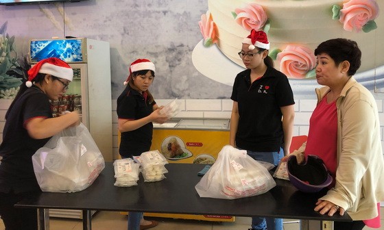 顧客在大發餅家購買湯圓。