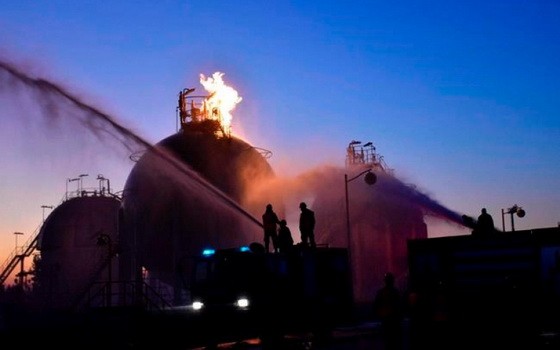 消防隊員在現場進行滅火。（圖源：AP）