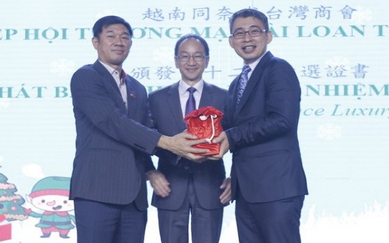 吳明穎會長(右)在鍾文正處長見證下接過印章。