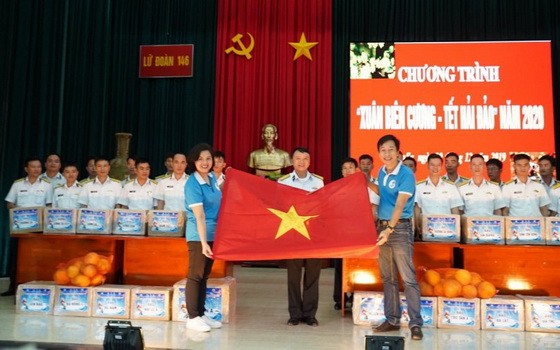 長沙群島幹部與戰士代表喜迎春節禮物。（圖為：梅貴）