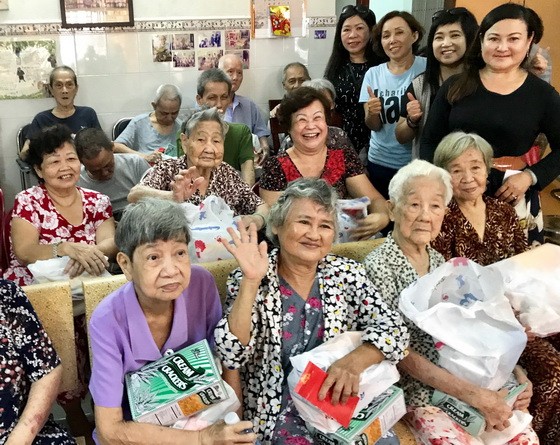 各位歌友和贊助者與各長者留影。