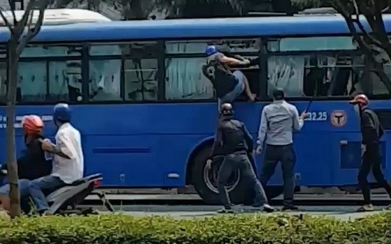 約有4至6人的青年團夥手持銳器和棍棒兇狠砸破巴士擋風鏡及側窗玻璃鏡。（圖源：視頻截圖）