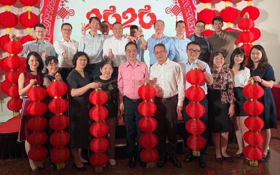 吳駿總領事、郝志剛副總領事、趙騫會長與各位嘉賓上台合影拍照留念。