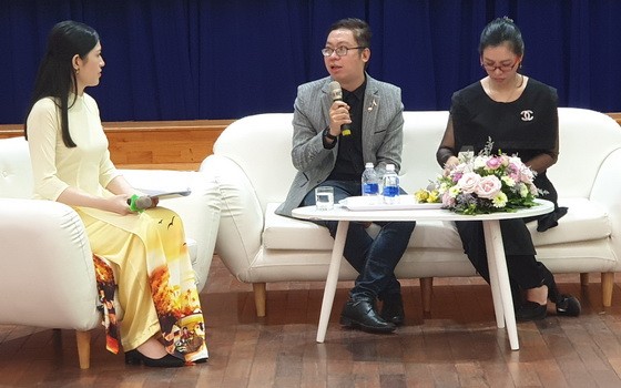 市人文社科大學中國語文學系副主任張家權、該中心校長陳氏青梅主持講座