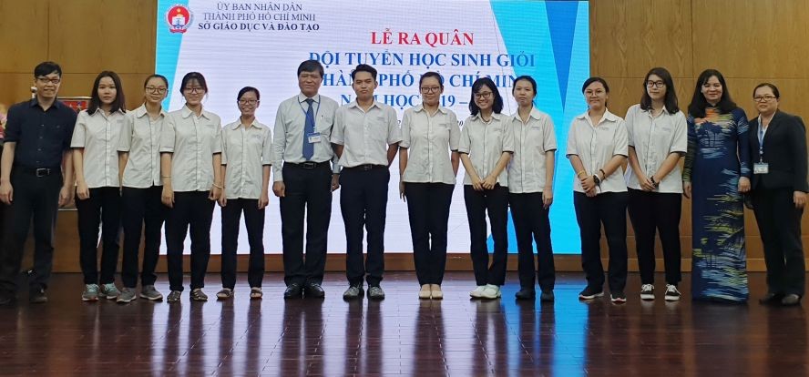 代表本市參加華文科考試的學生與市領導及老師合照。