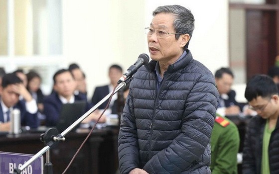 被告人阮北山站在被告席上回答審判員問案。（圖源：PV）