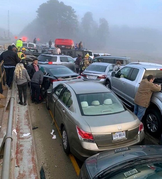 現場畫面顯示，長長的車輛堆在公路上。（圖源：互聯網）