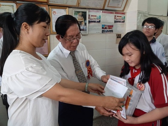 濟陽堂柯蔡大宗祠向宗親各級優秀生子弟頒發獎助學金。