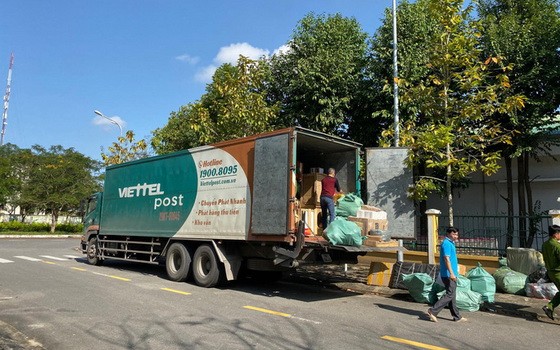 職能力量對Viettel郵政總公司的一輛郵政車進行突擊檢查車上的商品來源。（圖源：B. Vân）
