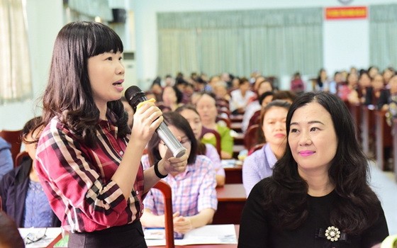 家長們對目前教育好孩子的方法發問。