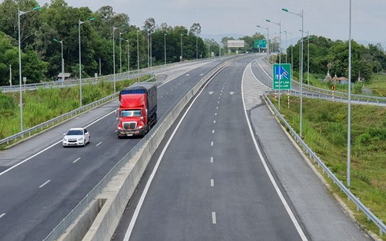 圖為峴港-廣義高速路一瞥。（圖源：梅霞）