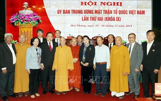 國會主席阮氏金銀（中）同與會嘉賓合照。（圖源：越通社）