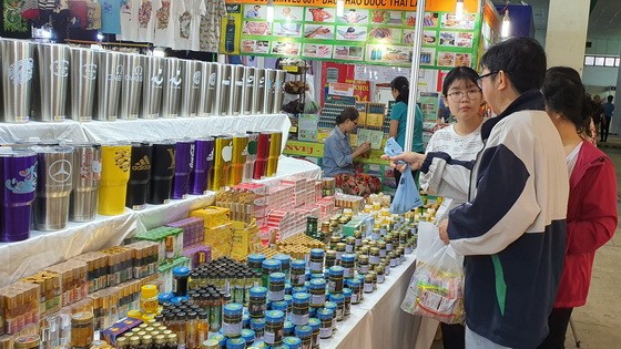 斯次展銷會共有200多個展位，包括食品、飲料、首飾、日用品等。