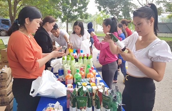 勞動者在年底促銷活動上購物。