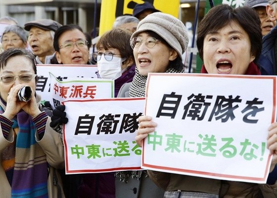 民眾不滿政府派遣自衛隊的決定。（圖源：AP）