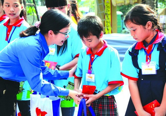 本市共青團關照貧困少兒。