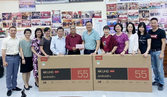 本市中國商會向芹苴市相關單位捐獻愛心。