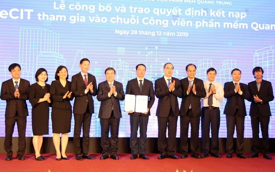 本市和新聞與傳播部領導向 HueCIT 頒發光中軟件園區鏈成員認證。（圖源：越通社）