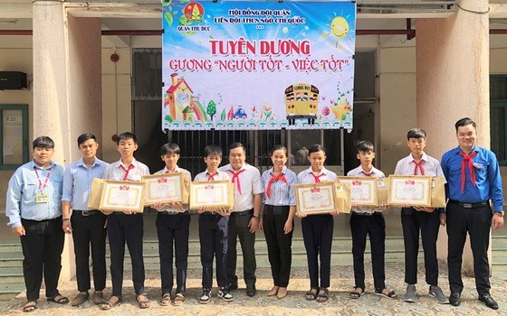 拾金不昧的7名學生與共青團本市市委和市少先隊委員會代表合照。（圖源：英傑）