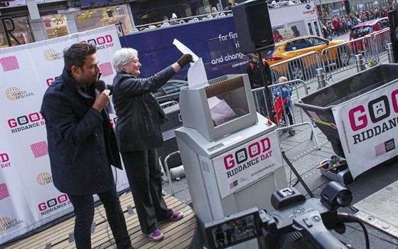 美國紐約時代廣場當地時間28日迎來第十三屆“解脫日”(Good Riddance Day)活動，讓民眾寫下今年的不快事，再投進碎紙機“碎舊迎新”。（圖源：互聯網）