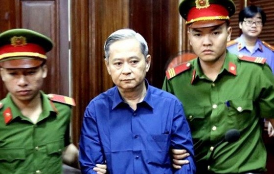 法警將被告人阮友信押送到法庭上。（圖源：俊英）