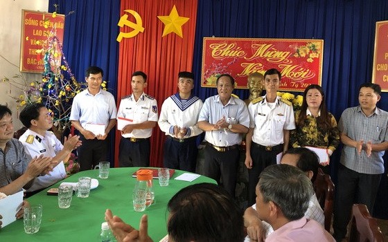 工作團向土朱島上駐軍代表和人民贈送春節禮物。（圖源：信輝）