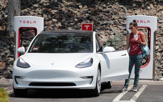 特斯拉調整收費結構，超級充電站收費可能更貴。（圖源：路透社）
