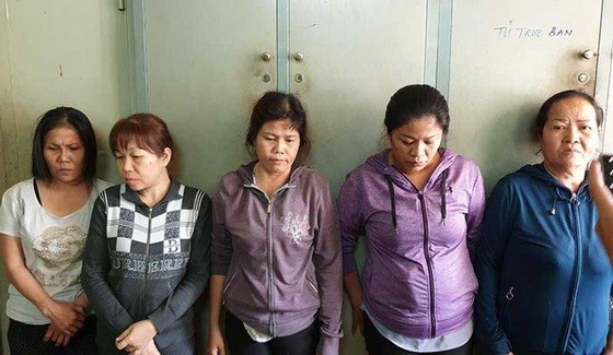 圖為落網的扒手團夥。照片右起依次為阮氏金芝、陳氏錦絨、安水月、楊翠幸、陳秋燕。（圖源：阮新）