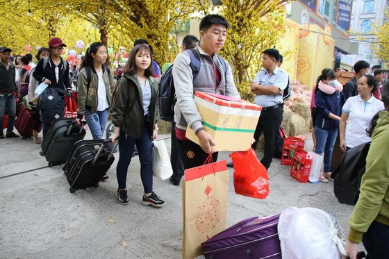 “春節團聚班車”計劃輔助上千名學生返鄉歡度春節。