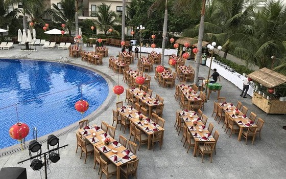 圖為 Diamond Bay Condotel & Resort度假區的露台餐廳