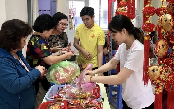 民眾選購新年飾品。