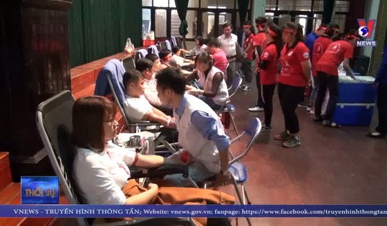 2020年“紅色週日”活動吸引眾多共青團員、青年與各大專院校學生踴躍前來捐血救人奉獻愛心。（圖源：VNews視頻截圖）