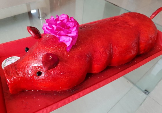 令人耳目一新的金豬蛋糕。