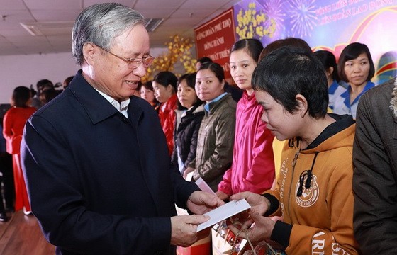 陳國旺同志向JNTC VINA 公司的家境貧困勞工贈送禮物。（圖源：海阮）