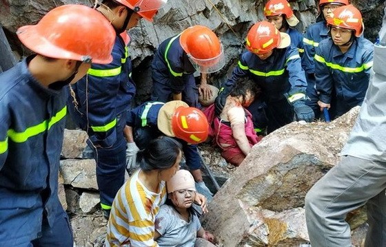 救護隊員們接報後趕抵現場營救母女倆。（圖源：阮和忠）