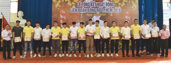 市男子隊接受籃協代表頒獎。