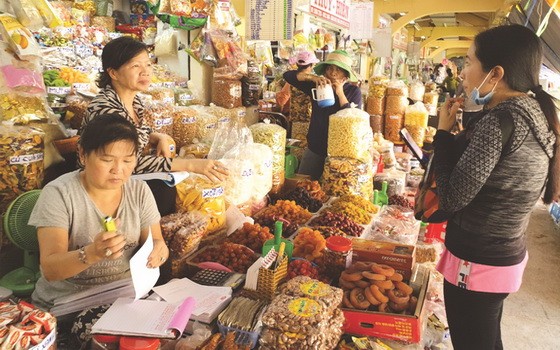 消費者在平西市場購買年貨。