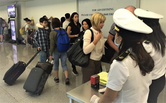 新山一機場對遊客進行衛生檢疫。（圖源：市國際衛生檢疫中心）