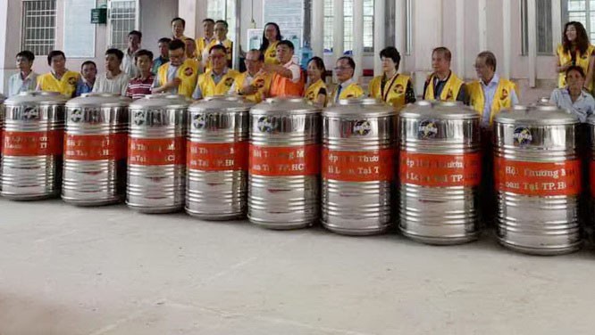 台商慈善團將水塔及善款轉交給當地的貧困戶。