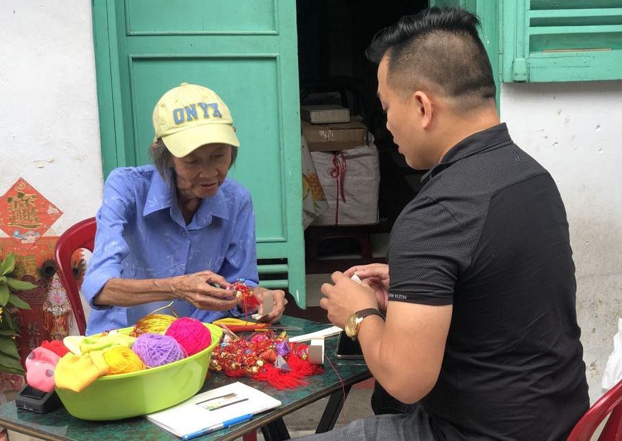 蓮姑指引作者做傳統香包。