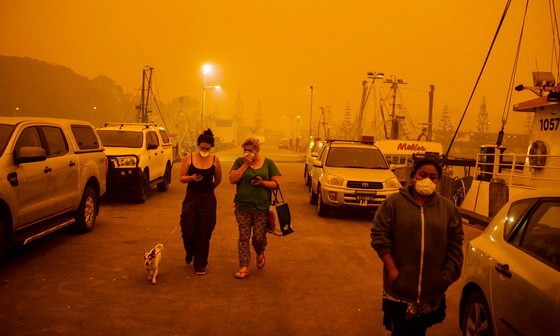 澳洲紐省南岸城鎮Eden因林火變得一片通紅。 （圖源：衛報）