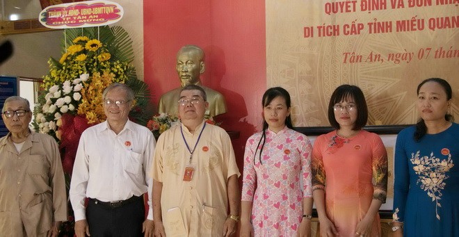 新安市關聖帝廟遺跡區管委會合影。