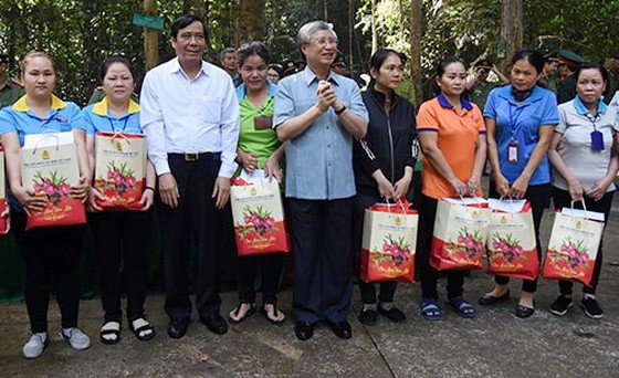 黨中央書記處常務書記陳國旺（中）向同奈省清貧勞工贈送春節禮物。（圖源：天王）