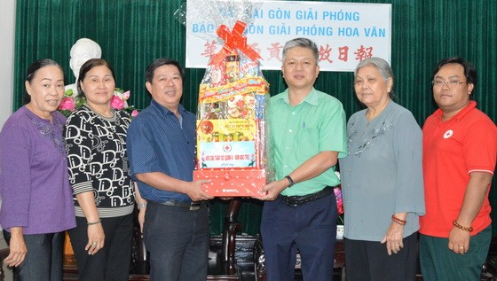 黎曰孟雄編委(右三)接領代表團的新年禮物。