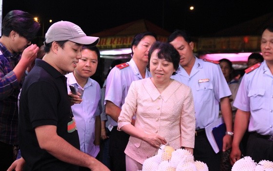市食品安全管委會主任范慶風蘭（中）同工作團前往守德農產品集散市場對為2020庚子年春節服務的食品買賣情況展開檢查。（圖源：國泰）